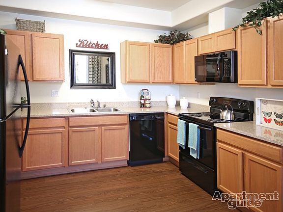 Reno, NV Edgewater at Virginia Lake apartments kitchen dinin