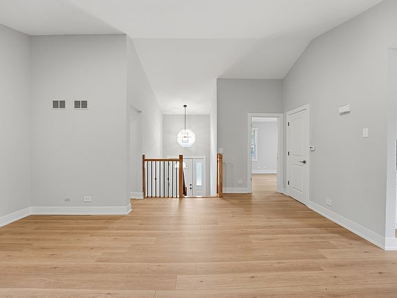 4th image of 136 Edgewater Dr