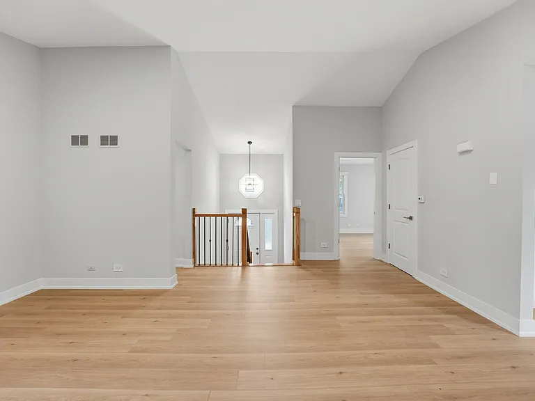 136 Edgewater Dr — Photo 5