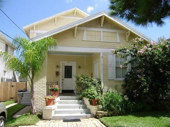 1st image of 829 Hidalgo St