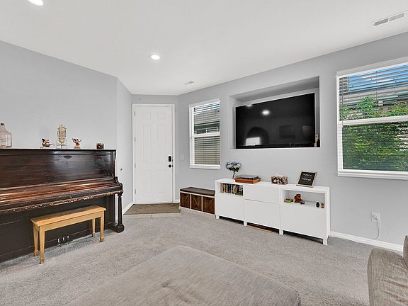4th image of 302 N Foxboro Dr