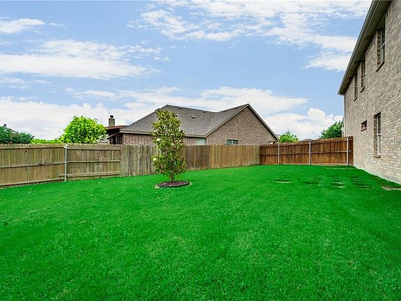2nd image of 806 Scotland Way