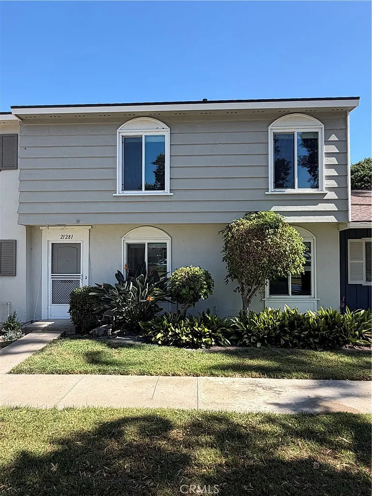 3 bed, 2.5 bath, 1352 sqft, $3,900 — Photo 1