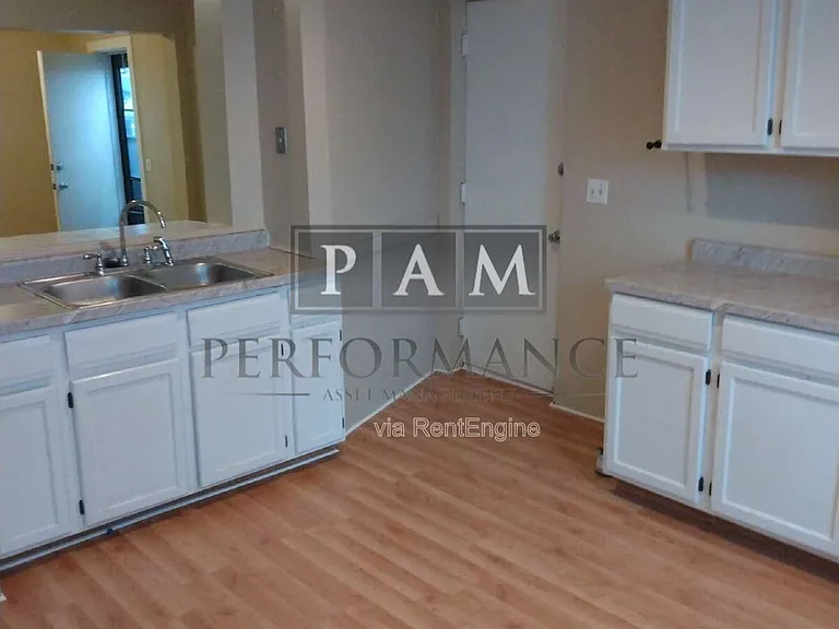 1521 N Jefferson St — Photo 6