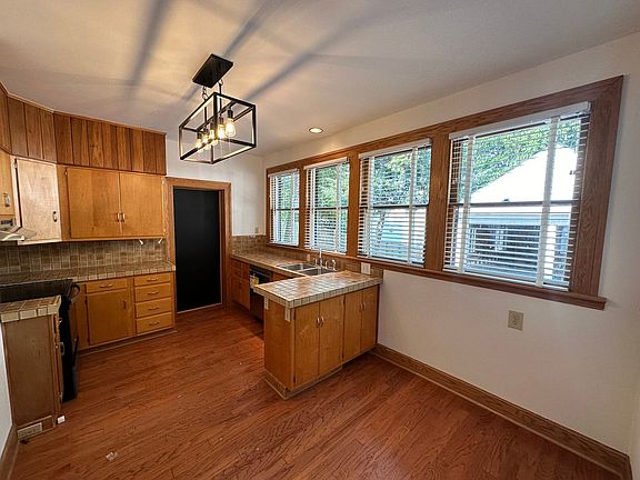 4th image of 230 E 18th Ave