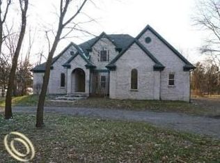 10704 Whitewood Rd, Pinckney, MI 48169