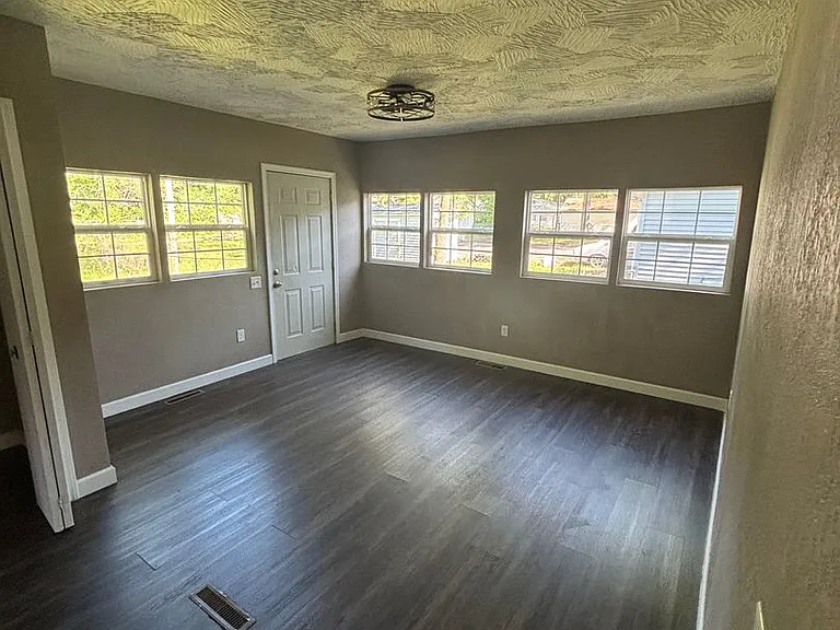 2027 N Weller Ave — Photo 16