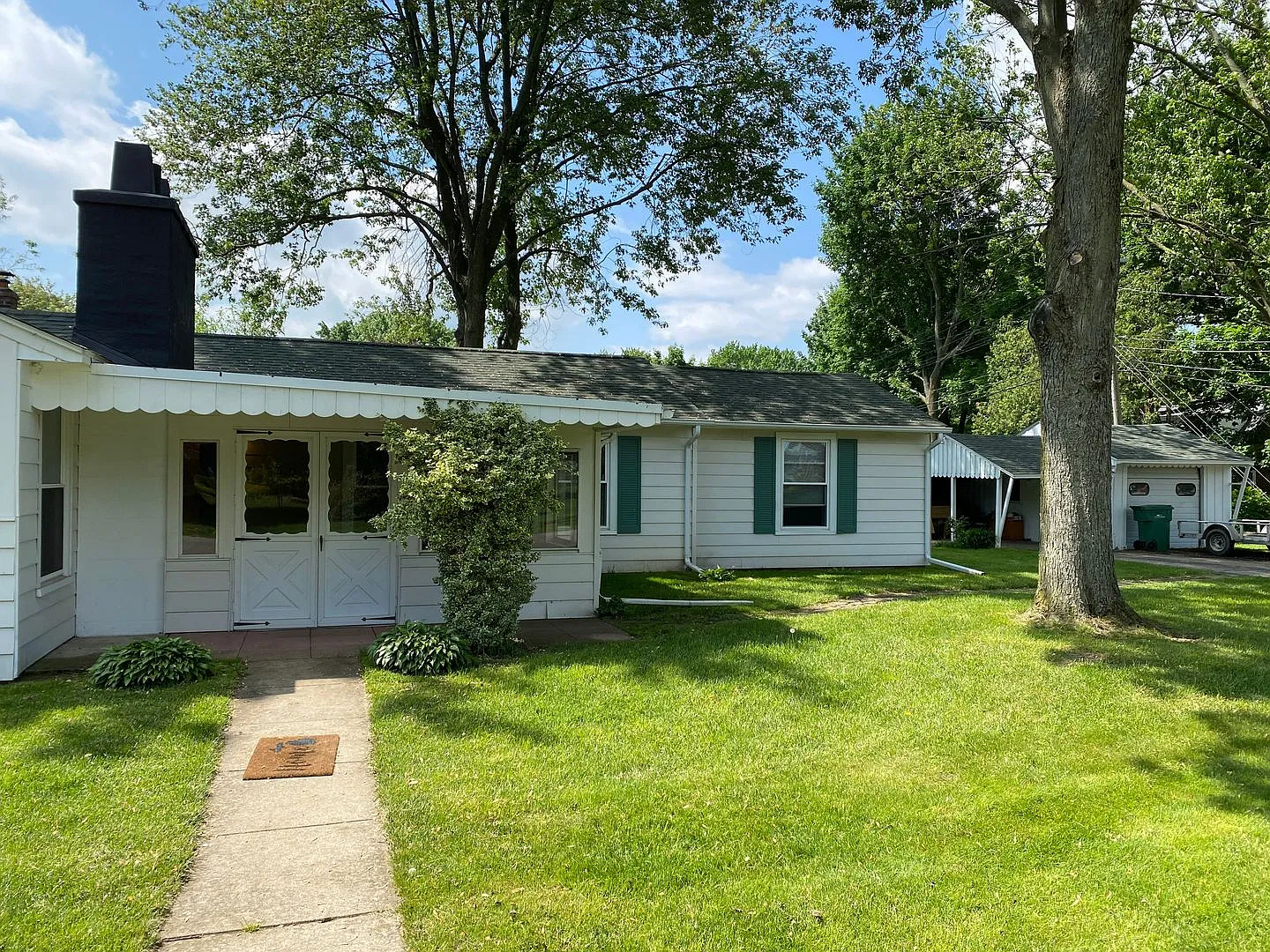 Sprawling 2 bedroom ranch in quaint village of Armada — Photo 2