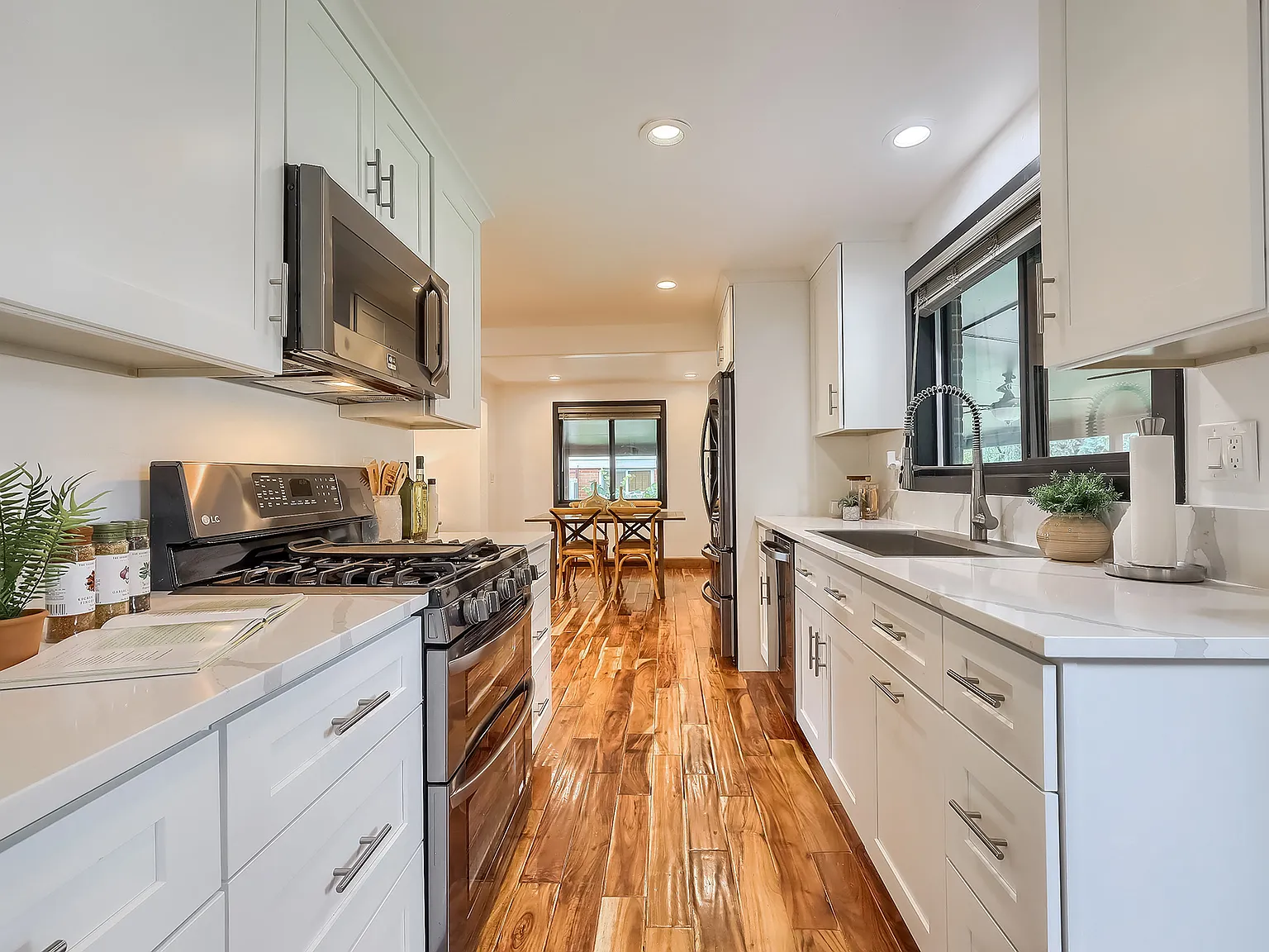 6 bed, 2.5 bath, 2000 sqft, $3,600 — Photo 3