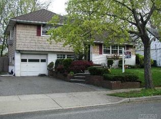 305 Thompson Ave, Oceanside, NY 11572