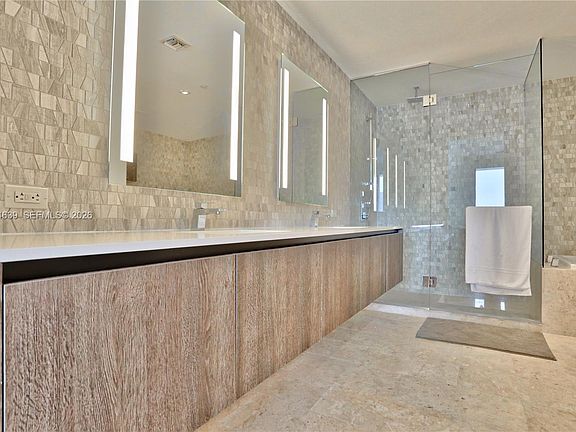 4th image of 88 SW 7th St APT 3805