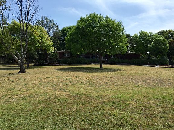 4th image of 607 East Ln