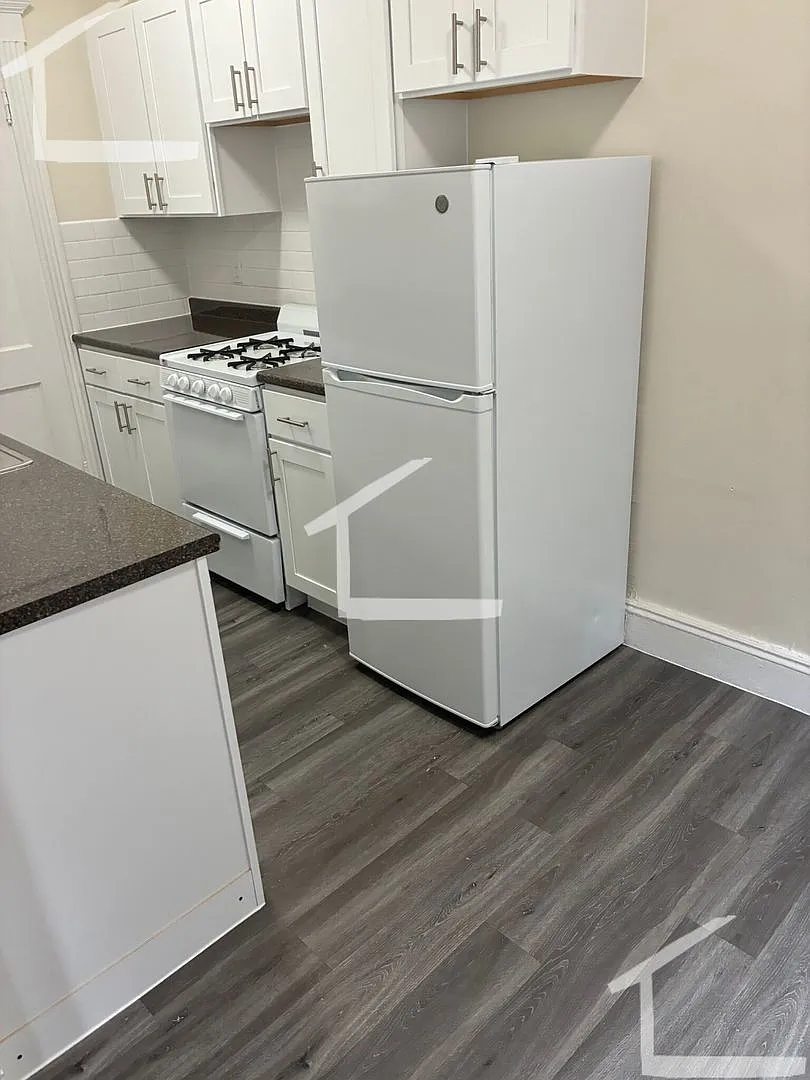 10/9! No Fee! Sunny Studio apartment near Longwood, Kenmore — Photo 3