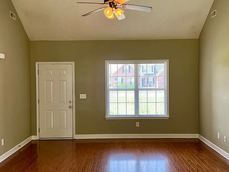 1030 Coral Dr — Photo 3