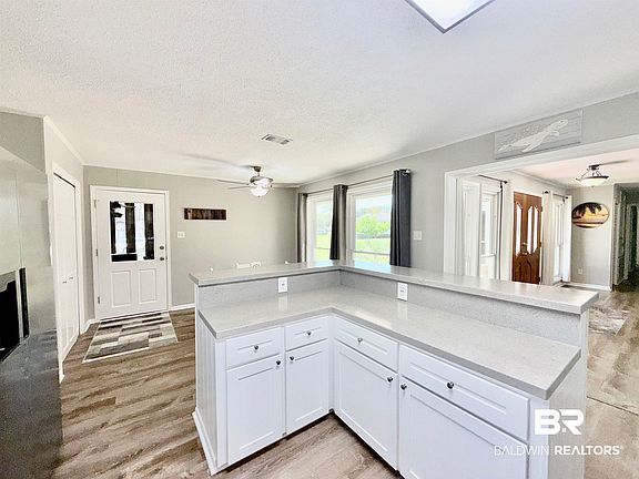 5th image of 22121 Nelson St