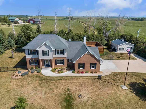 2843 73rd St, Newhall, IA 52315