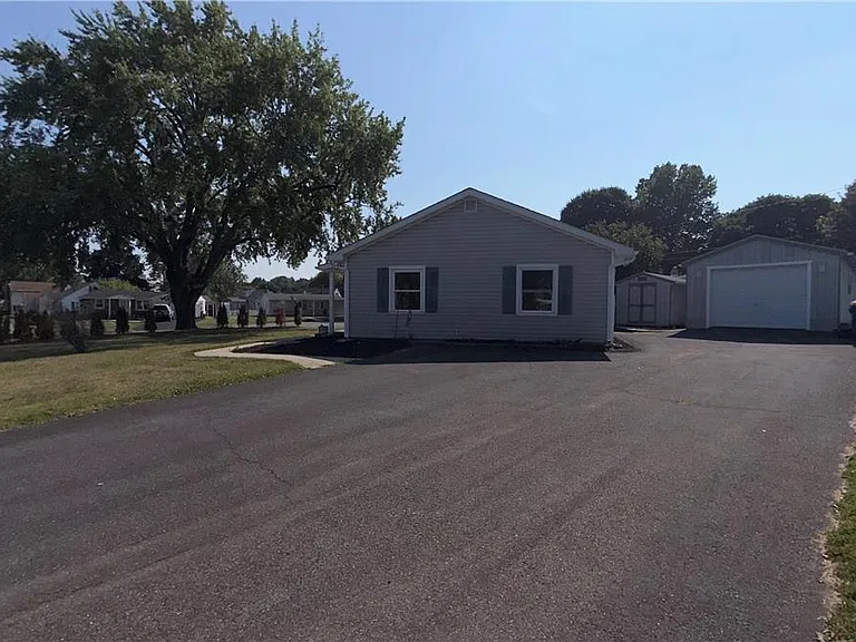 49 Seyfried Ave — Photo 27