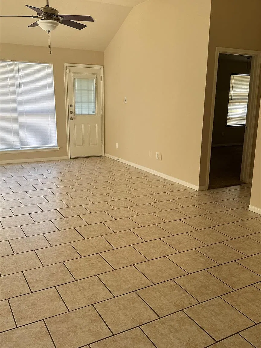3 bed, 2.0 bath, 1412 sqft, $1,800 — Photo 2