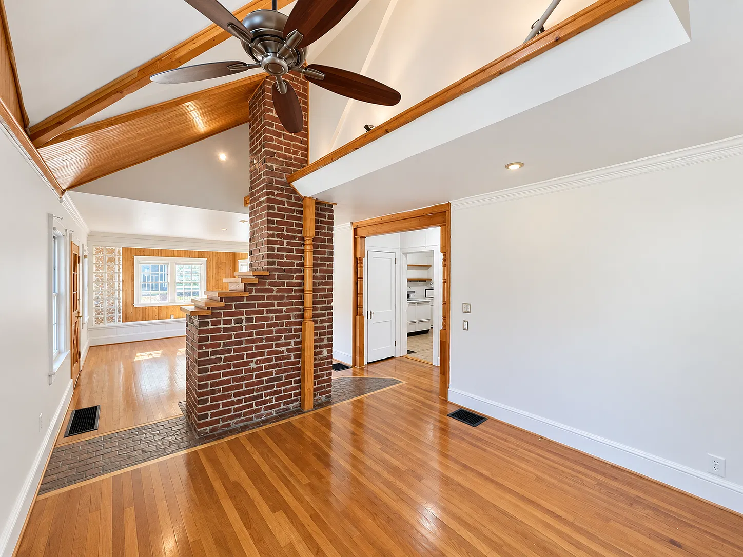2 bed, 1351 sqft, $1,895 — Photo 4