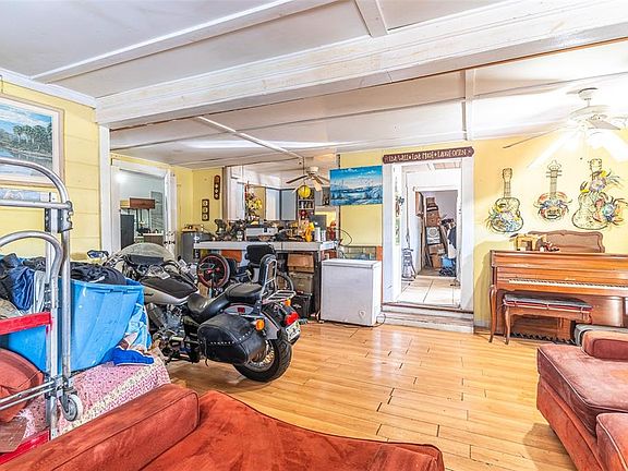 3rd image of 900 W Pine St