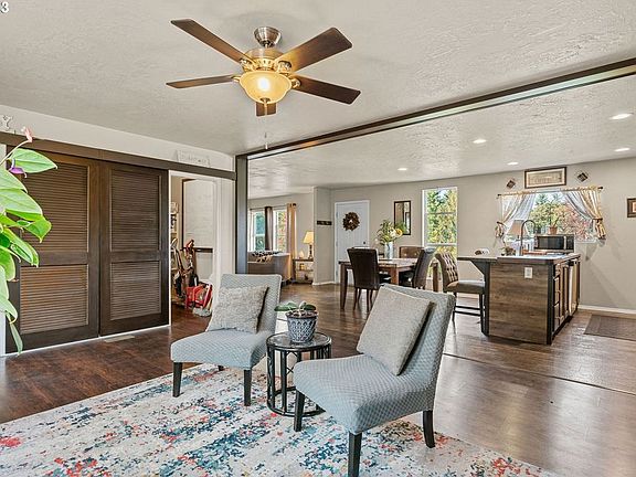 5th image of 1033 Camelot Dr S
