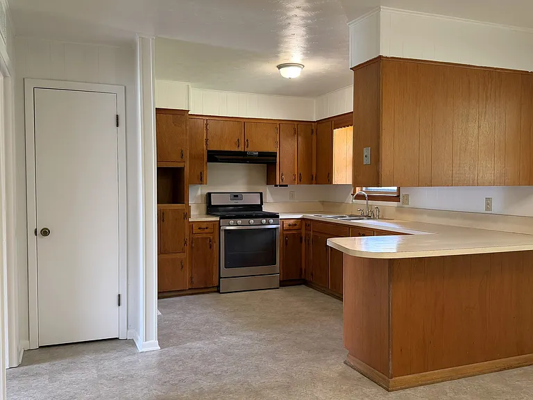 1805 Waterloo Ave — Photo 4