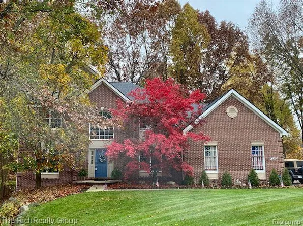 2207 Pine Bluffs Ct, Highland, MI 48357