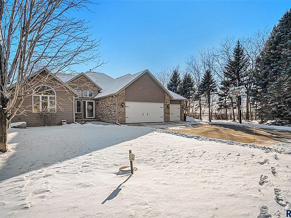 3rd image of 47101 Dorothy Pl