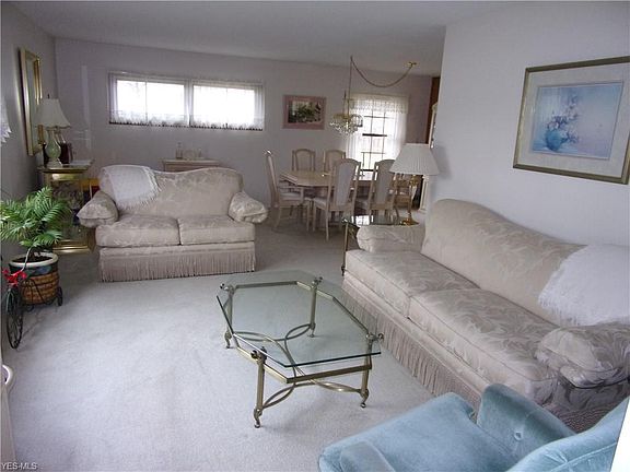3rd image of 31 Whitehall Dr