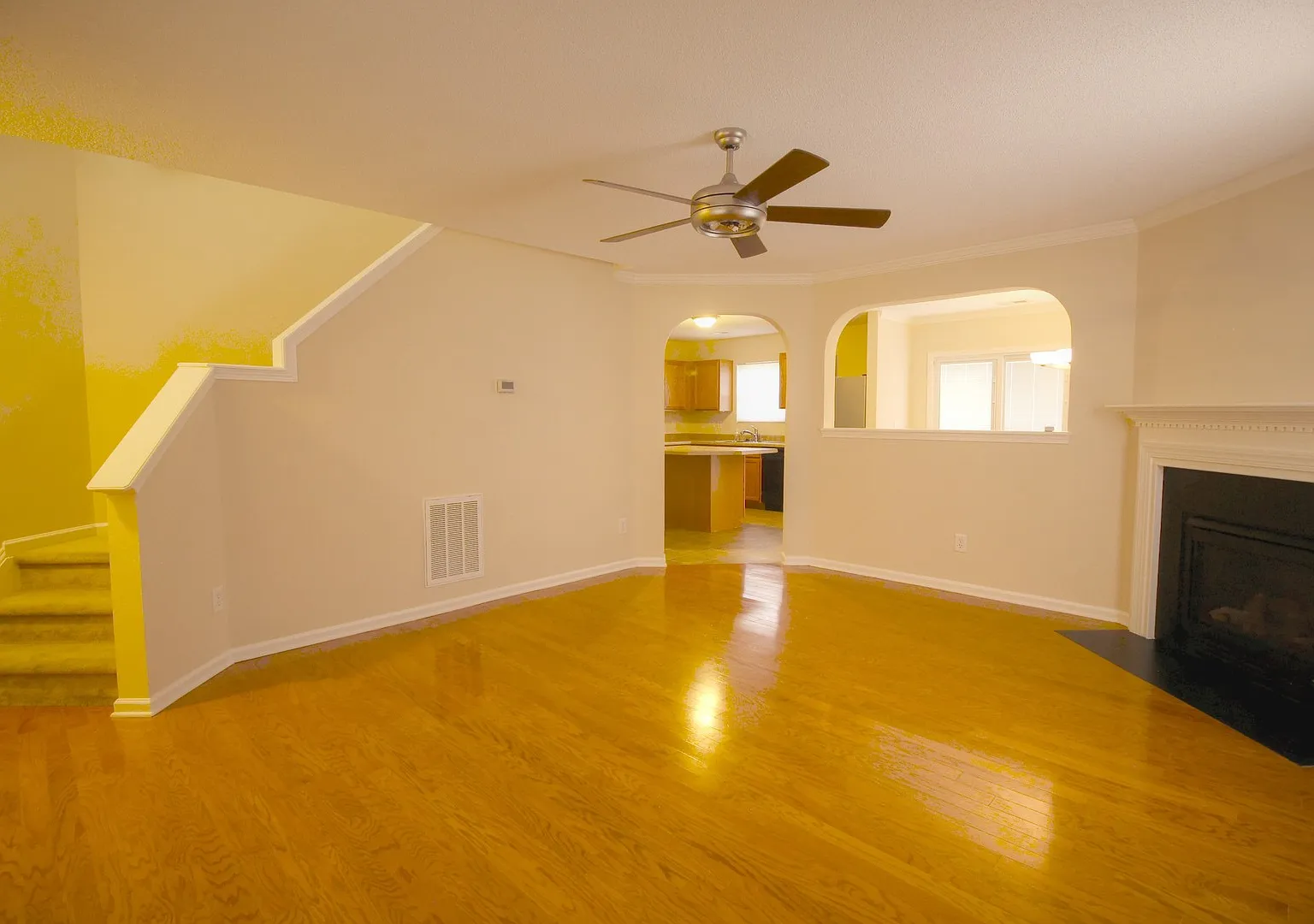 Spacious, Beautiful 3 BR, 2.5 bath with fenced in yard! — Photo 2
