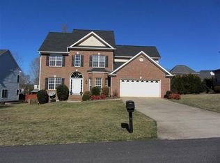 2610 Rolling Ridge Dr, Hickory, NC 28602