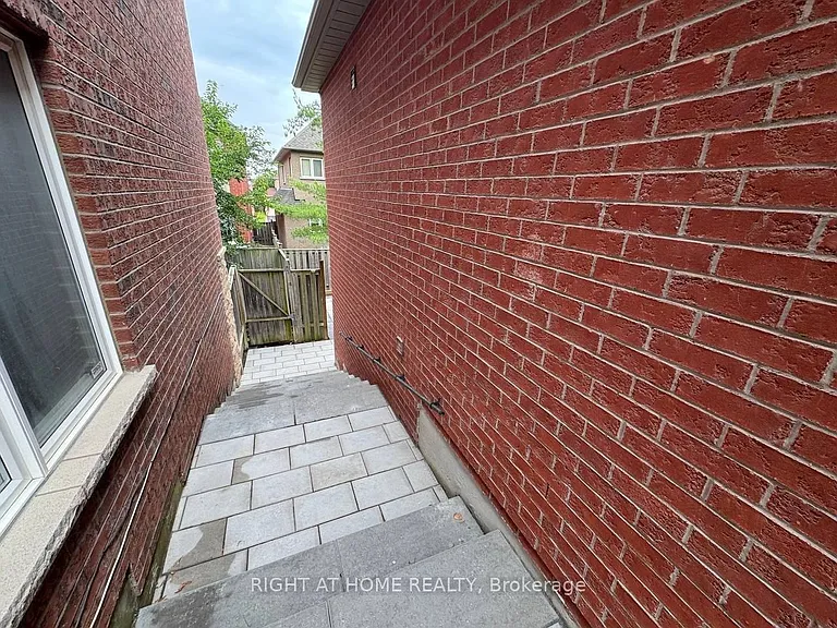 47 Medoc Pl — Photo 2