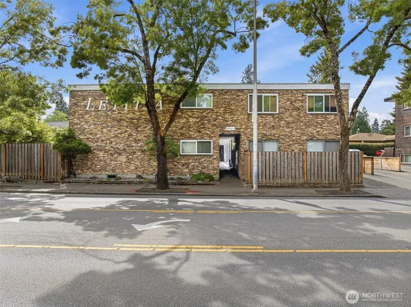 8701 35th Avenue NE Apt 4, Seattle, WA 98115