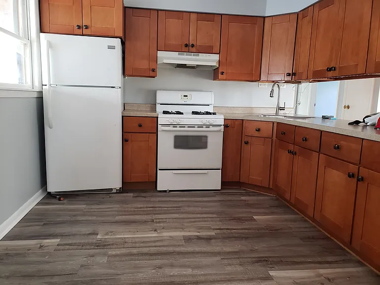 220 W Oneida Ave — Photo 9