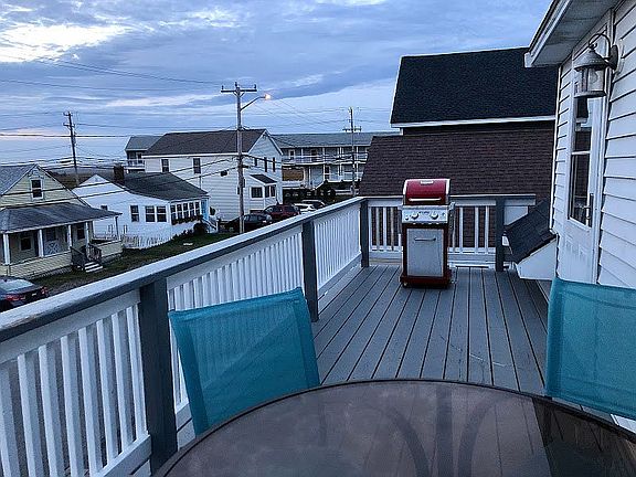Upper deck apartment B