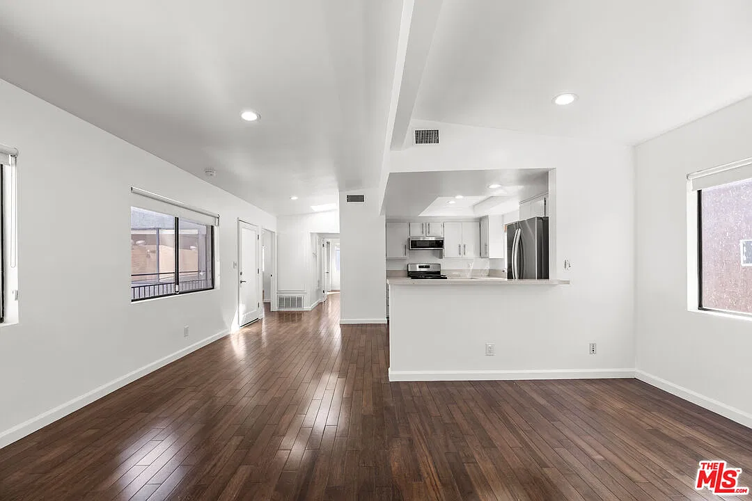 2 bed, 1.0 bath, 1018 sqft, $4,400 — Photo 3