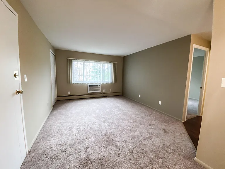 Holland Gardens Apartments — Photo 20