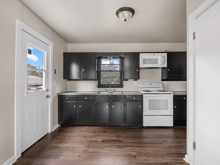 314 Warford St — Photo 4