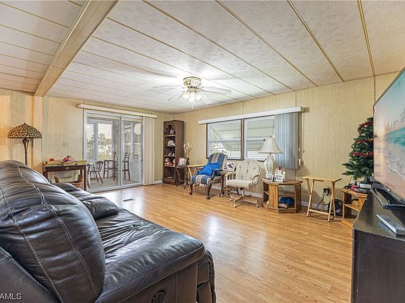 4th image of 8 Henderson Dr