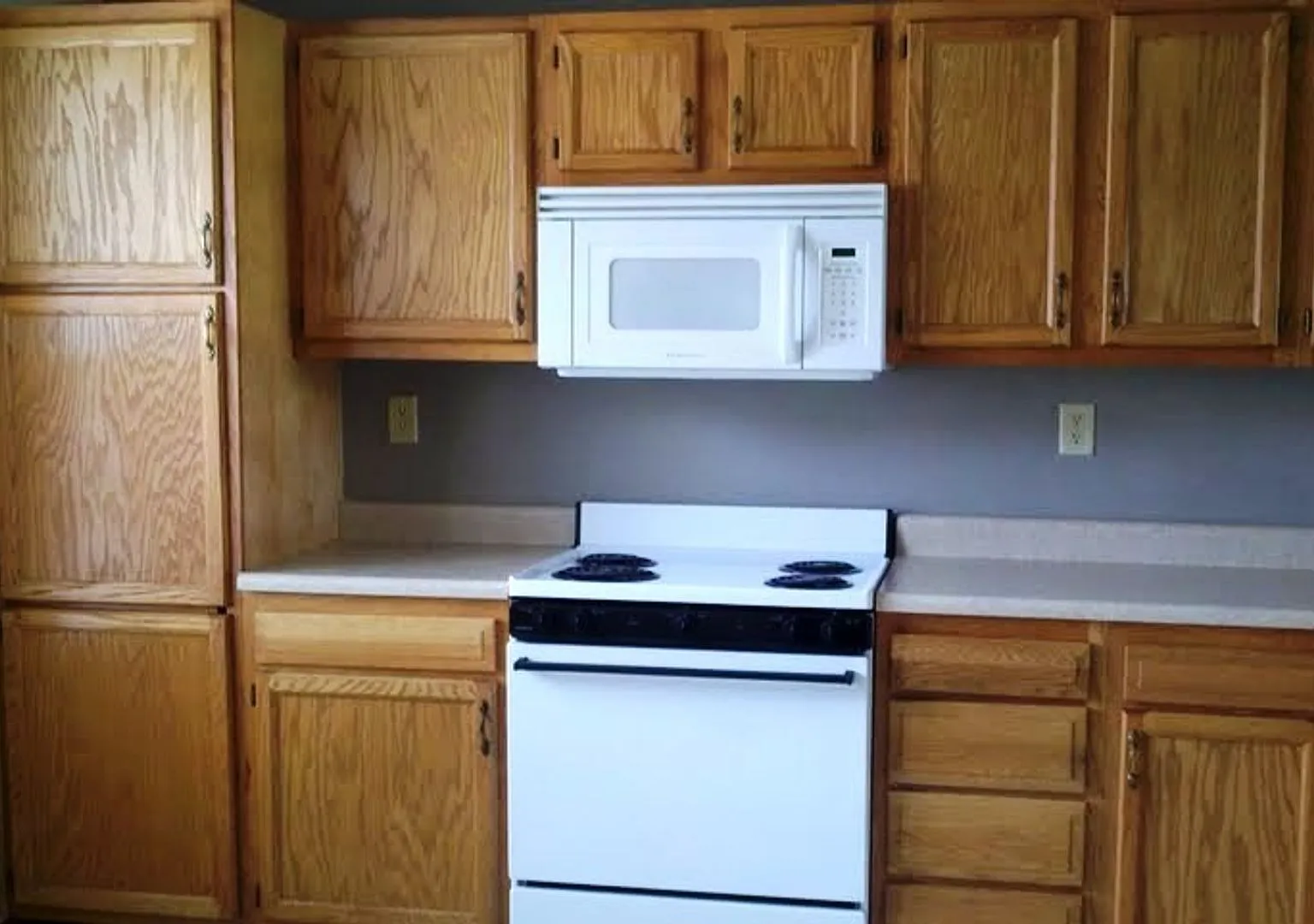 Spacious 3-Bedroom, 2-Bathroom Duplex with 2-Car Garage! — Photo 1