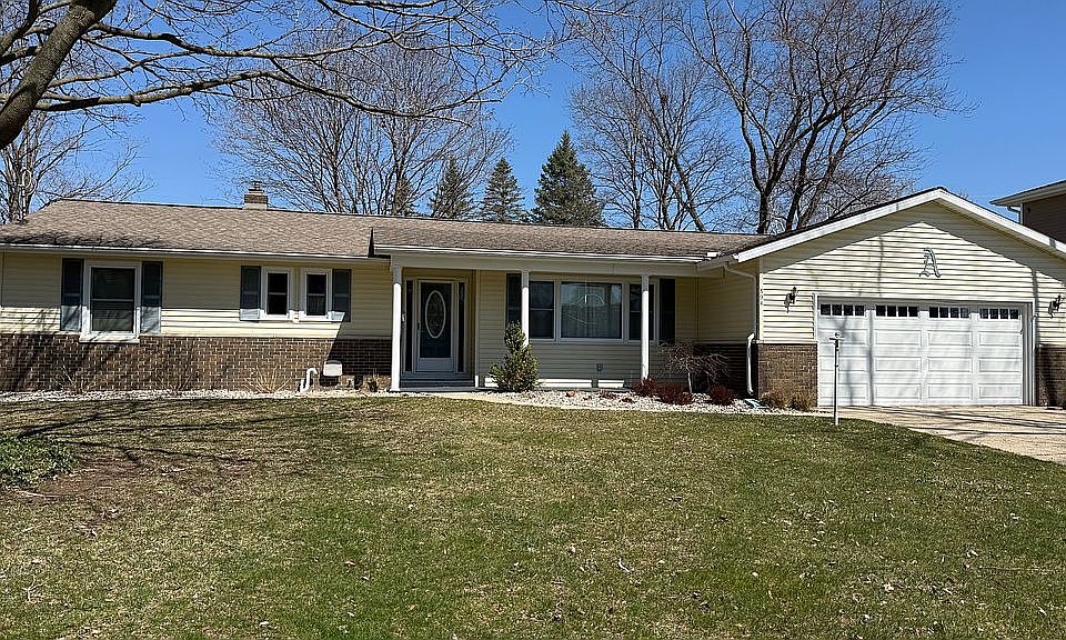 1st image of 894 Riverview Dr