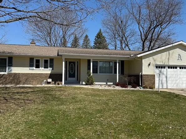 894 Riverview Dr, Alma, MI 48801