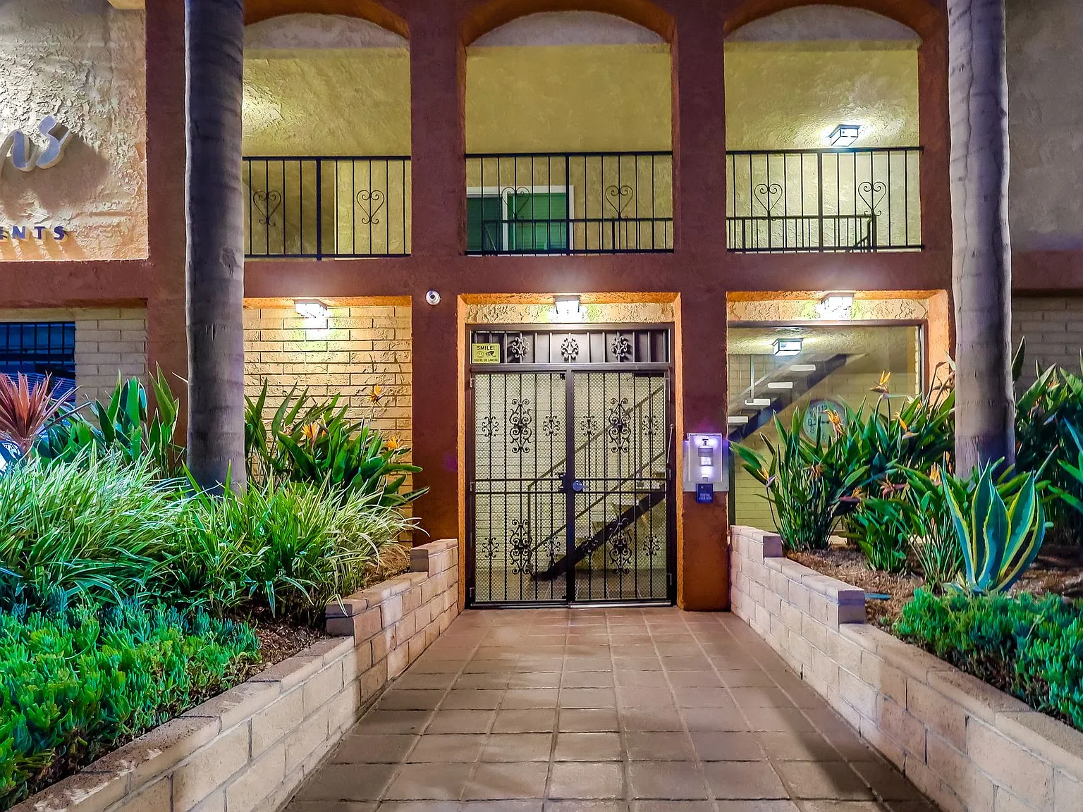 Palms Apartments — Photo 4