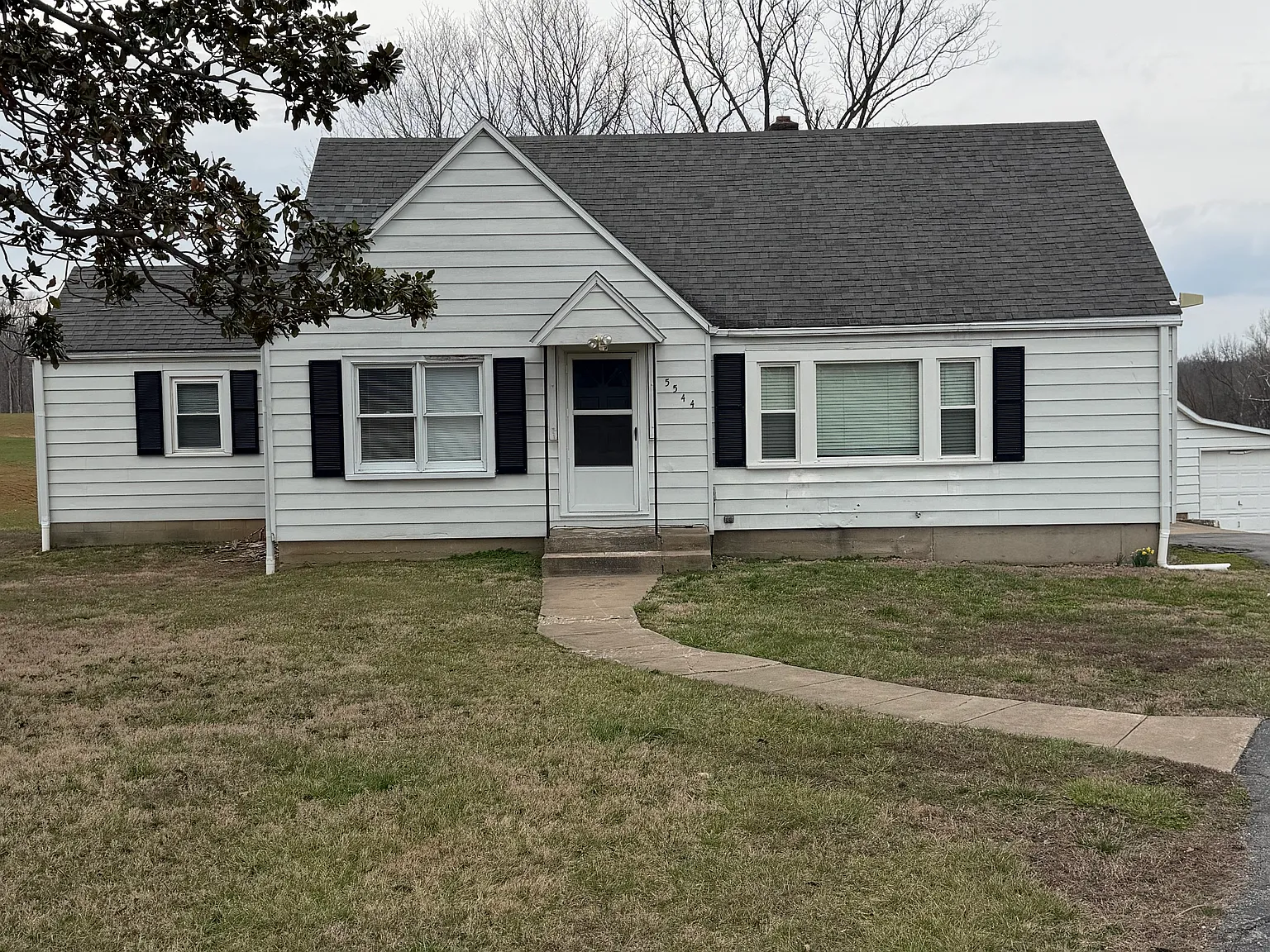 3 bed, 1.5 bath, 1388 sqft, $1,300 — Photo 1