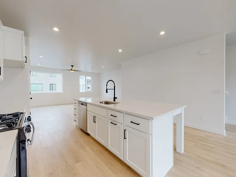 546 S 1040 W — Photo 9