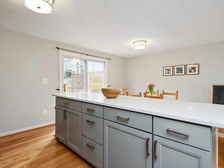 937 Marine Dr — Photo 7