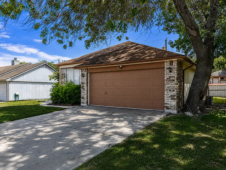 2308 Woodlands Dr — Photo 2