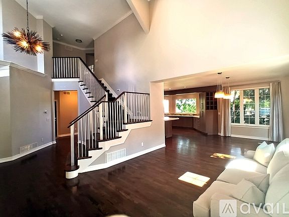 4th image of 1364 N Park Dr
