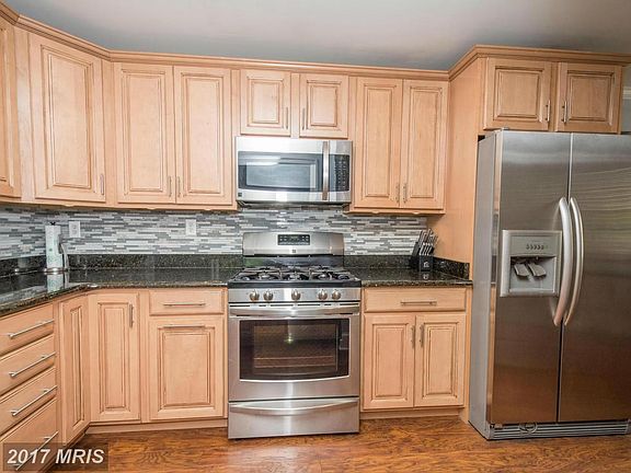 Stunning remodeled eat in kitchen