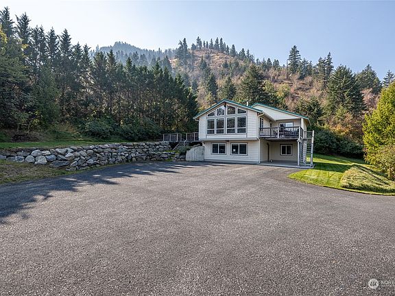 Privacy on 1.36 acres>